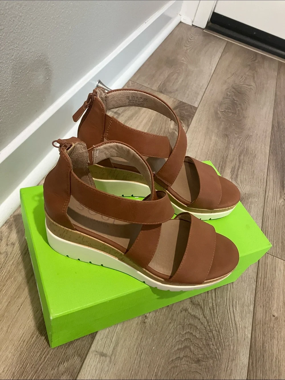 Soul Naturalizer Tan Leather Wedge zipper back sandals